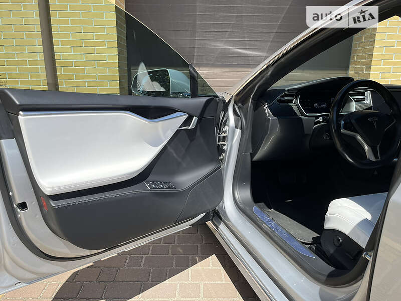 Лифтбек Tesla Model S 2017 в Запорожье