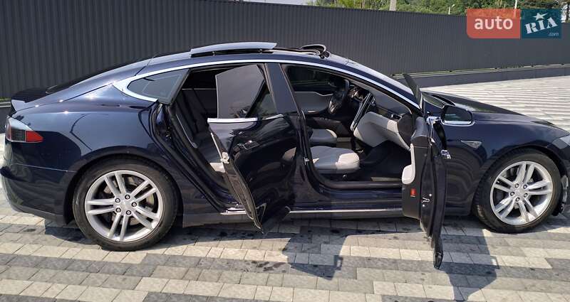 Ліфтбек Tesla Model S 2013 в Львові