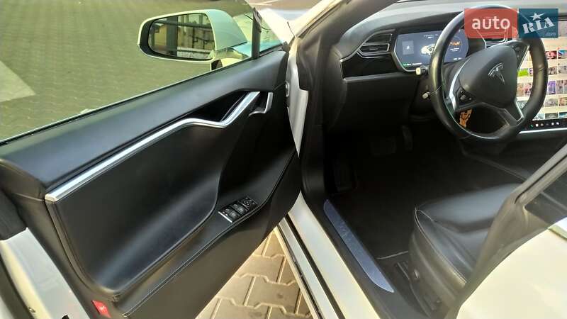 Лифтбек Tesla Model S 2016 в Виннице