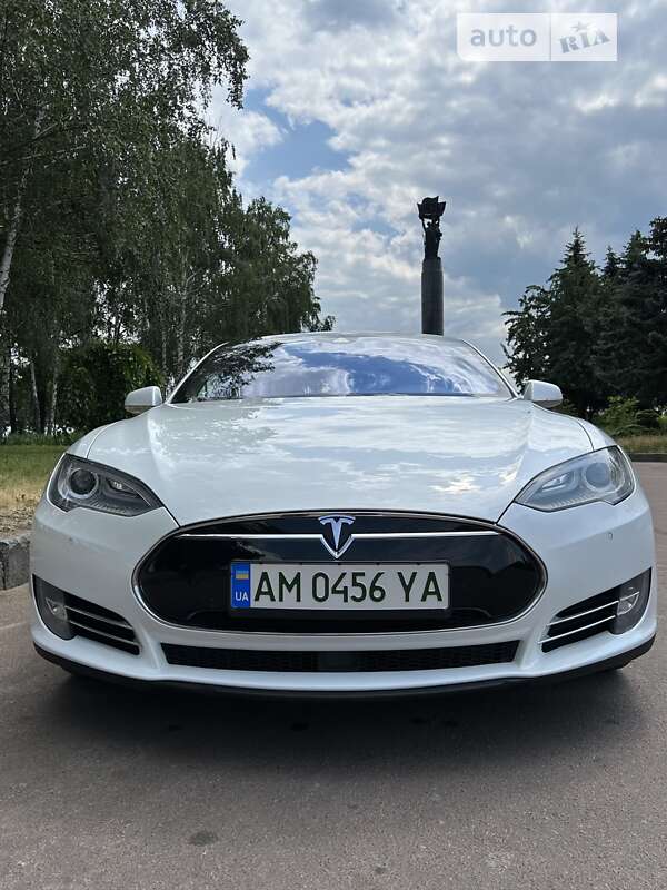 Ліфтбек Tesla Model S 2015 в Житомирі