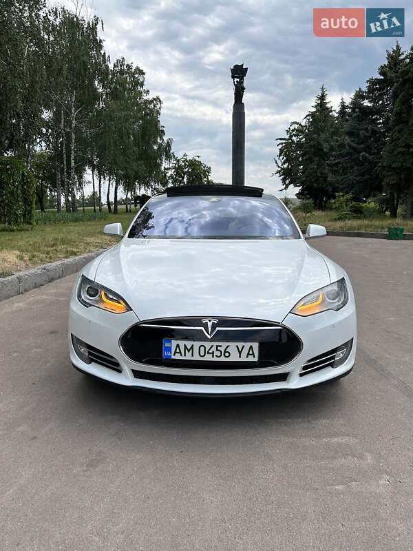 Ліфтбек Tesla Model S 2015 в Житомирі