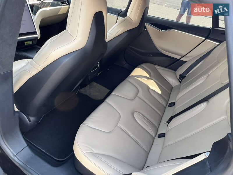 Ліфтбек Tesla Model S 2016 в Києві