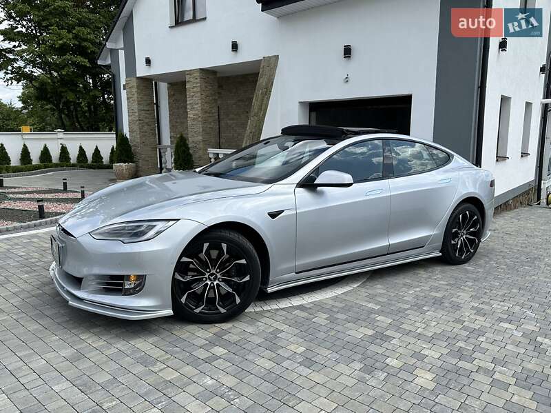 Лифтбек Tesla Model S 2017 в Львове