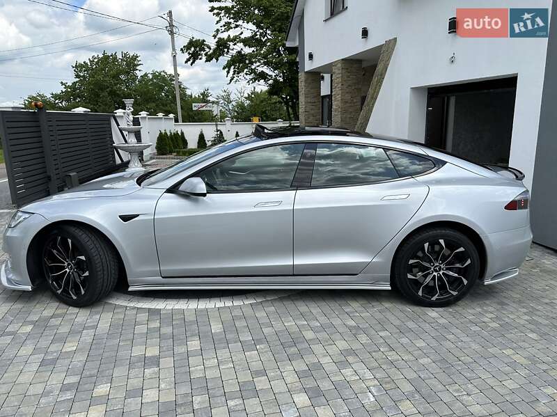 Лифтбек Tesla Model S 2017 в Львове