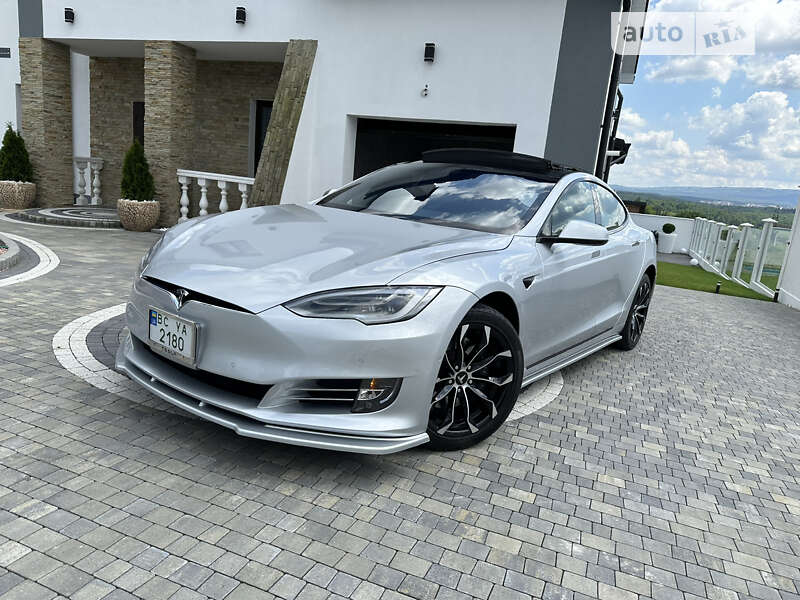 Лифтбек Tesla Model S 2017 в Львове
