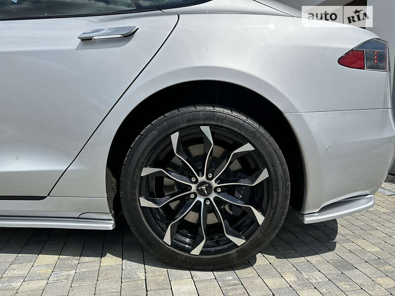 Лифтбек Tesla Model S 2017 в Львове