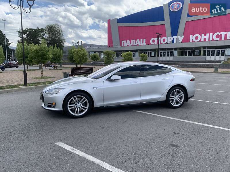 Лифтбек Tesla Model S 2015 в Запорожье