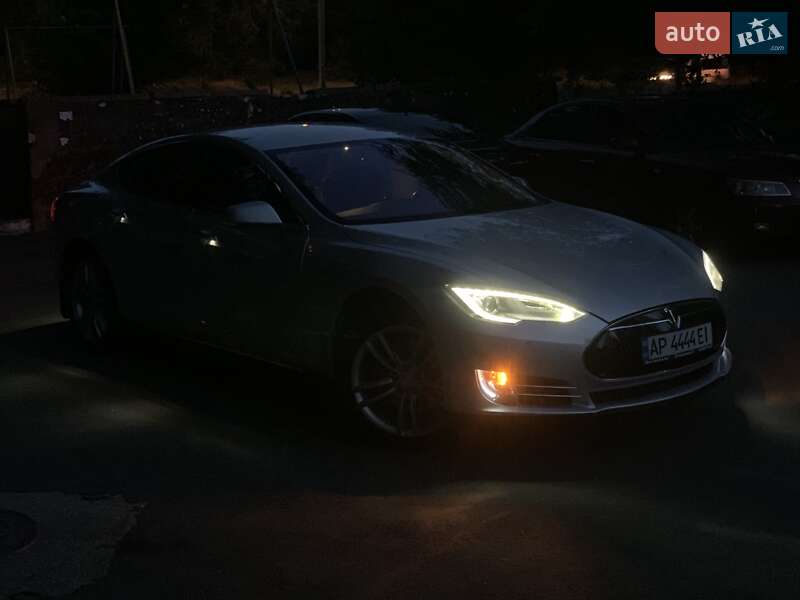 Лифтбек Tesla Model S 2015 в Запорожье
