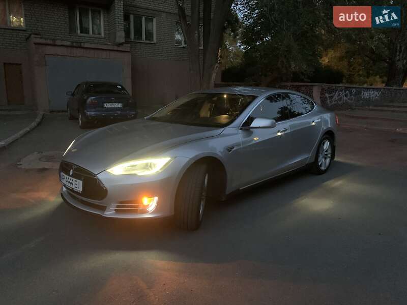 Лифтбек Tesla Model S 2015 в Запорожье