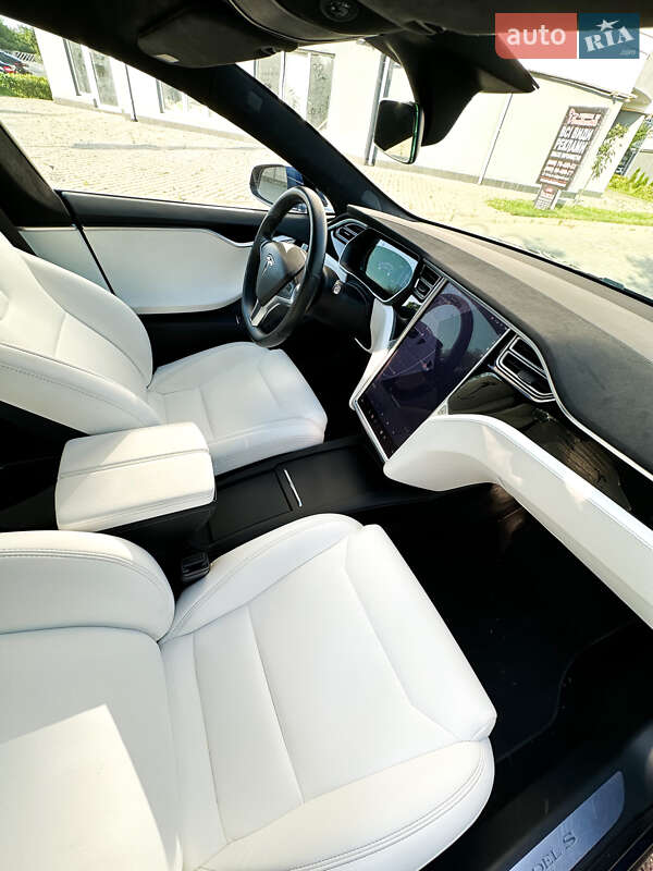 Ліфтбек Tesla Model S 2017 в Івано-Франківську