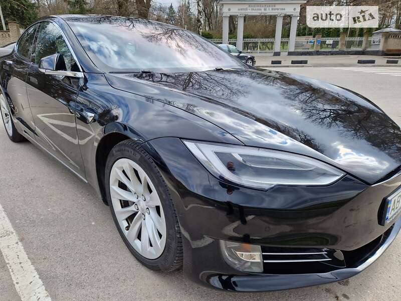 Лифтбек Tesla Model S 2017 в Виннице