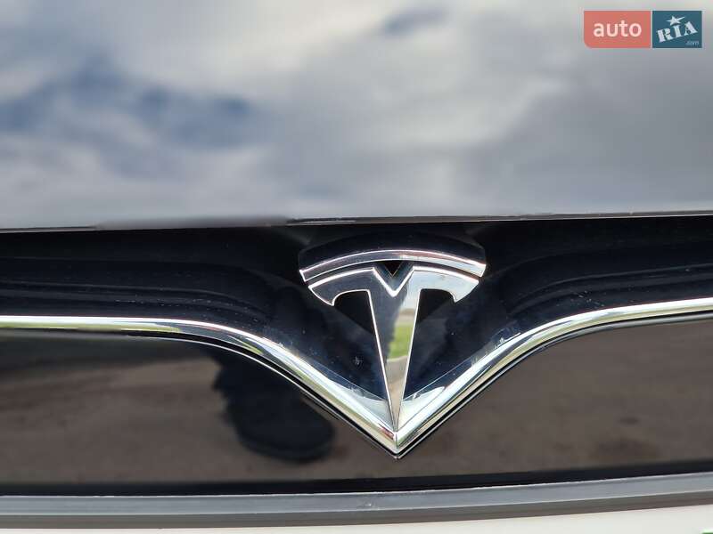 Лифтбек Tesla Model S 2017 в Виннице