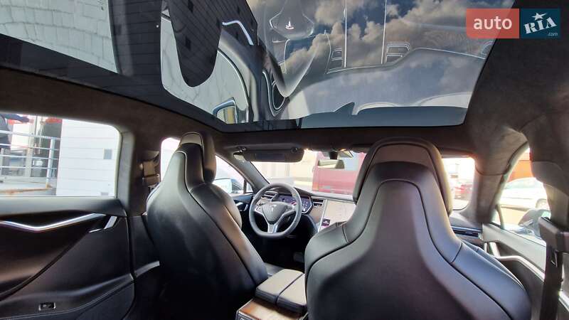 Лифтбек Tesla Model S 2017 в Виннице