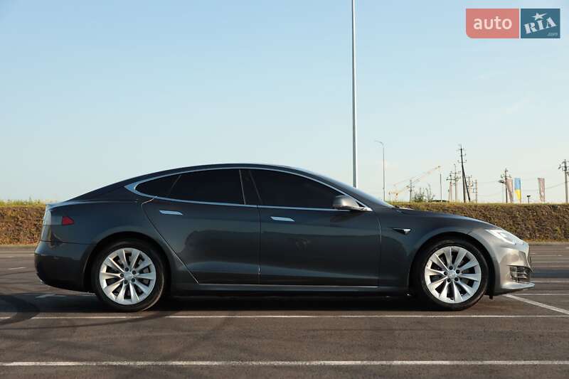 Лифтбек Tesla Model S 2017 в Львове