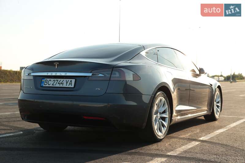Лифтбек Tesla Model S 2017 в Львове
