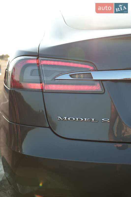 Лифтбек Tesla Model S 2017 в Львове