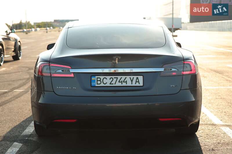 Лифтбек Tesla Model S 2017 в Львове