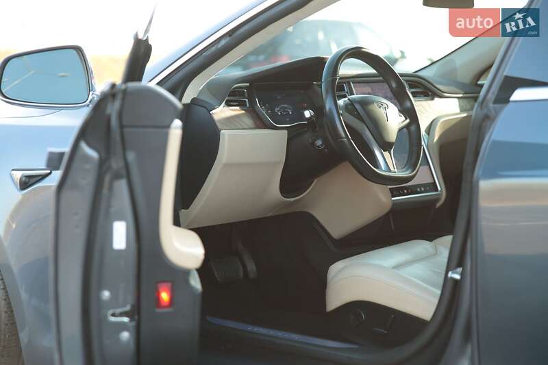 Лифтбек Tesla Model S 2017 в Львове