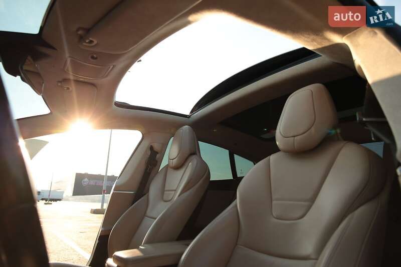 Лифтбек Tesla Model S 2017 в Львове