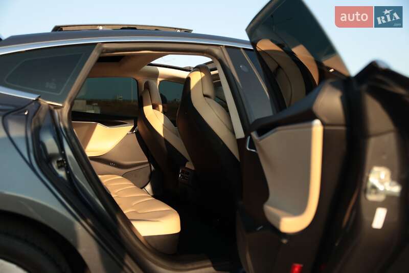 Лифтбек Tesla Model S 2017 в Львове