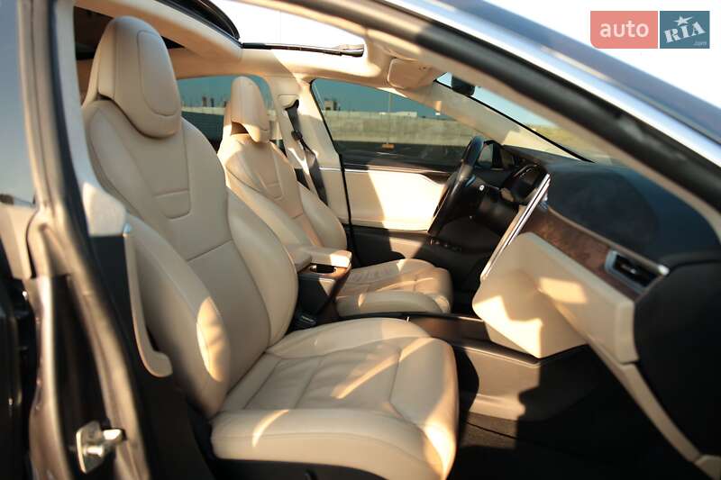 Лифтбек Tesla Model S 2017 в Львове