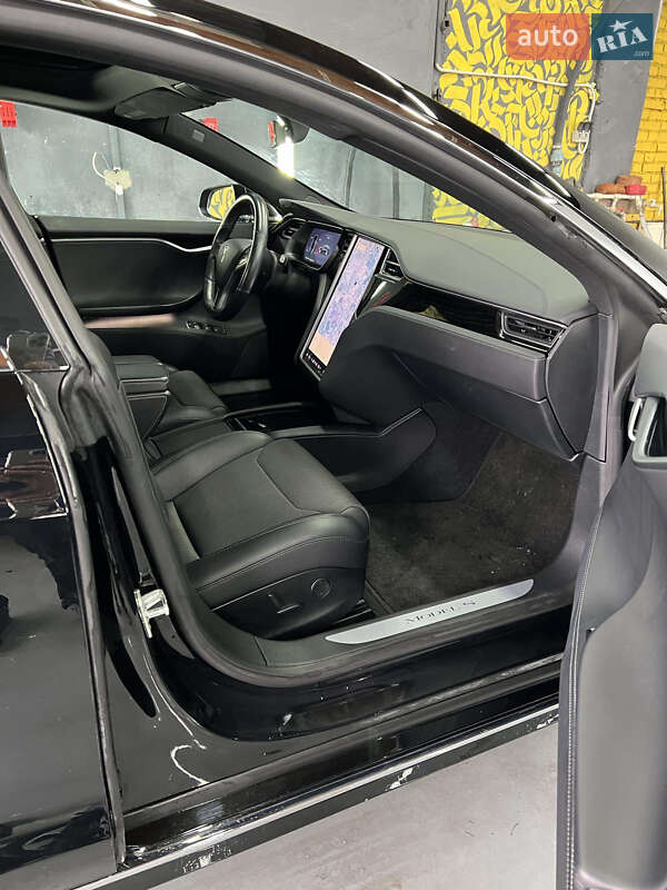 Лифтбек Tesla Model S 2018 в Львове