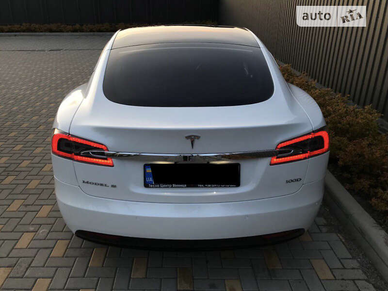 Лифтбек Tesla Model S 2017 в Виннице