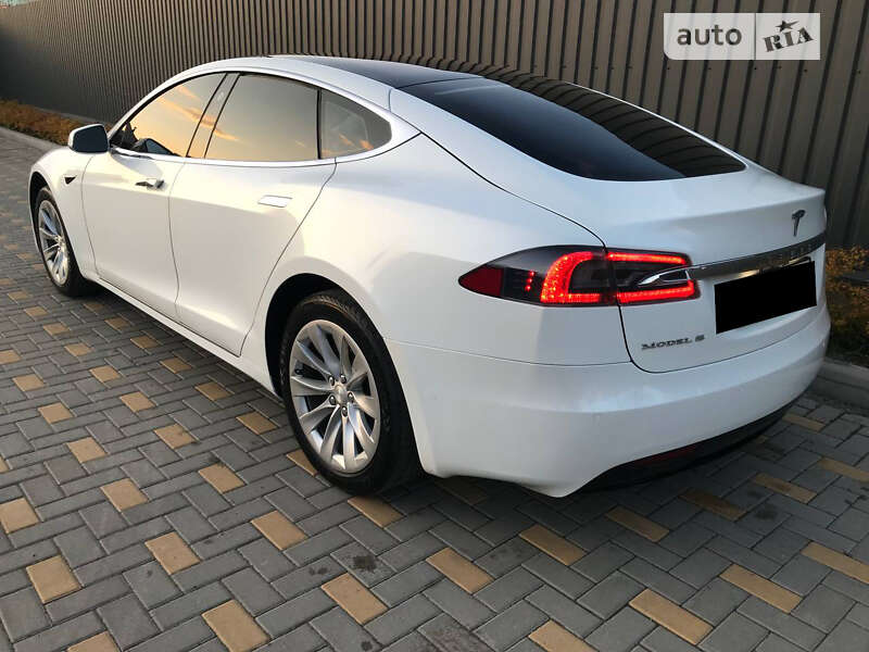 Лифтбек Tesla Model S 2017 в Виннице