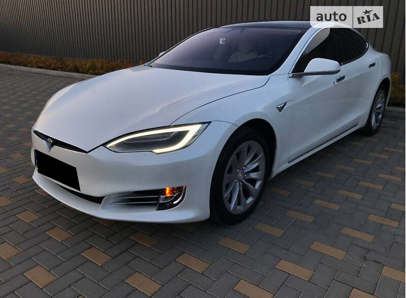 Лифтбек Tesla Model S 2017 в Виннице