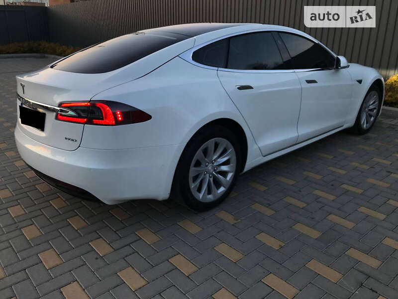 Лифтбек Tesla Model S 2017 в Виннице