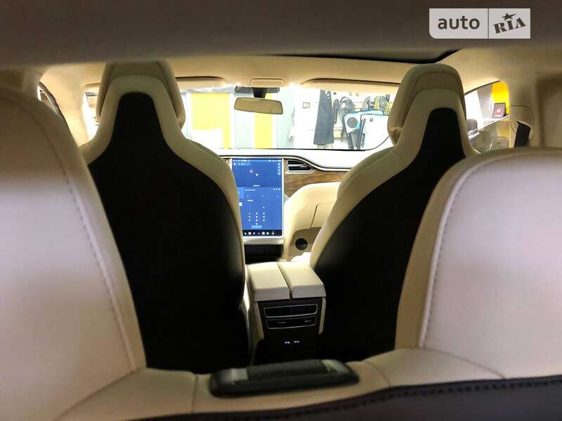Лифтбек Tesla Model S 2017 в Виннице