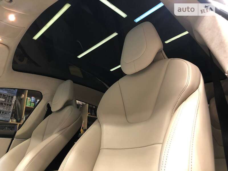 Лифтбек Tesla Model S 2017 в Виннице