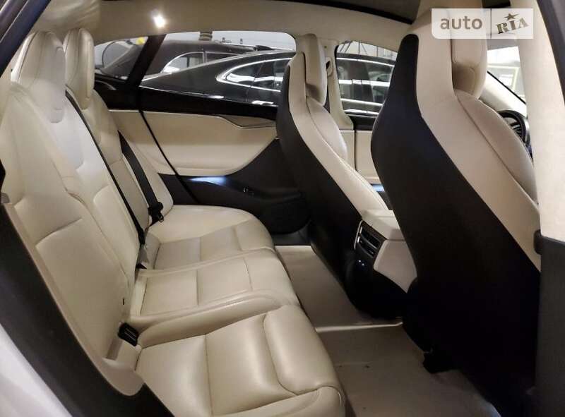 Лифтбек Tesla Model S 2017 в Виннице