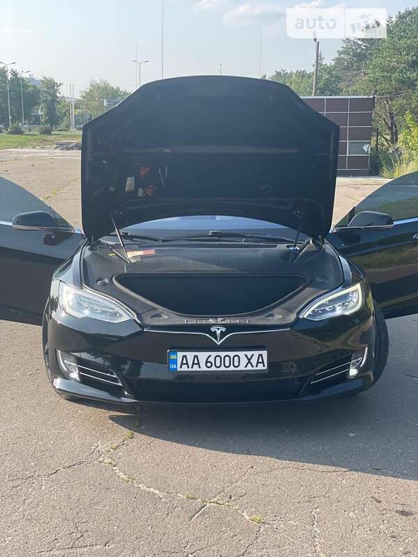Лифтбек Tesla Model S 2017 в Киеве