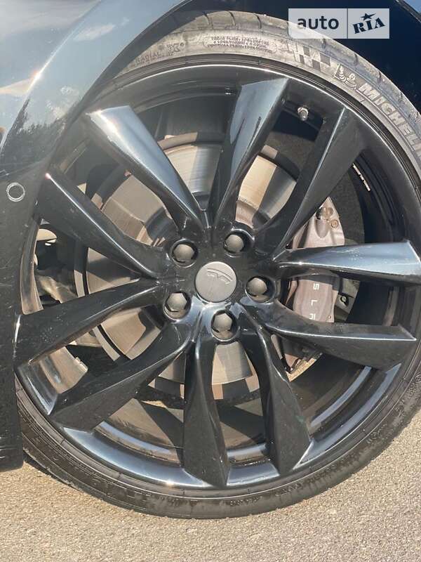 Лифтбек Tesla Model S 2017 в Киеве