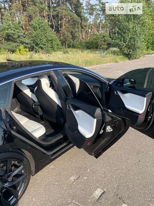 Лифтбек Tesla Model S 2017 в Киеве