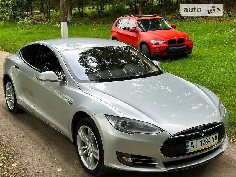 Лифтбек Tesla Model S 2013 в 