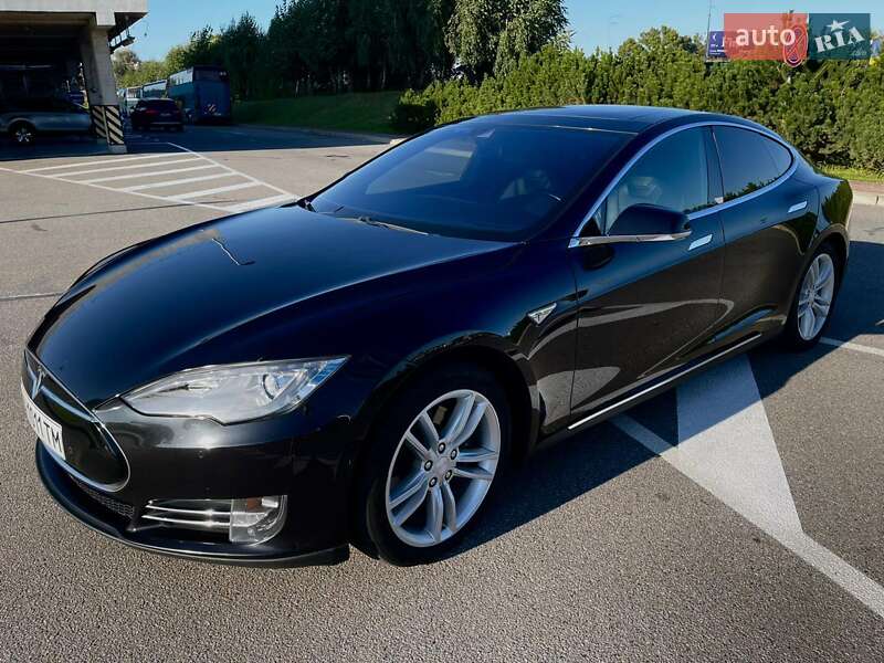 Лифтбек Tesla Model S 2015 в Киеве