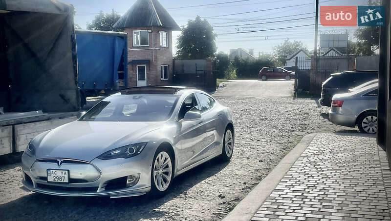 Лифтбек Tesla Model S 2015 в Луцке