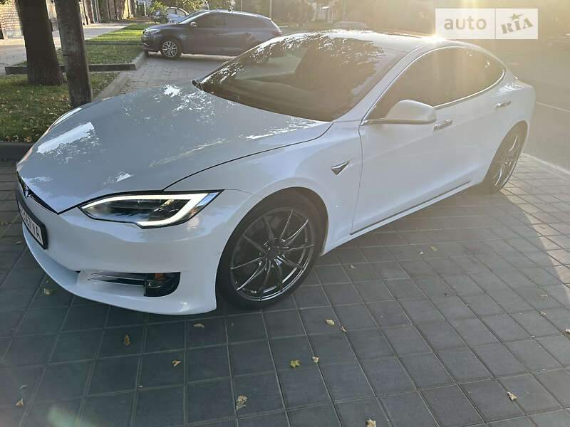 Лифтбек Tesla Model S 2018 в Черкассах