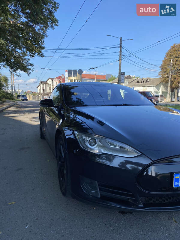 Ліфтбек Tesla Model S 2015 в Чернівцях