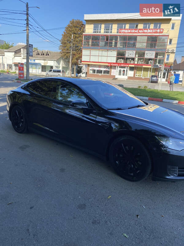 Ліфтбек Tesla Model S 2015 в Чернівцях