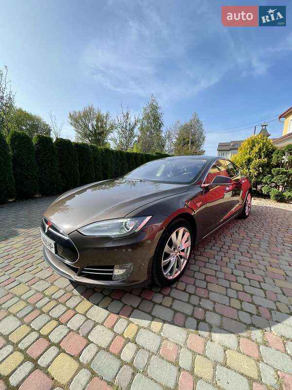 Лифтбек Tesla Model S 2014 в 