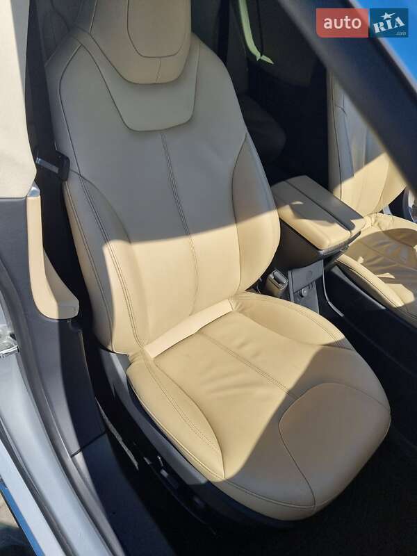 Лифтбек Tesla Model S 2013 в Нововолынске