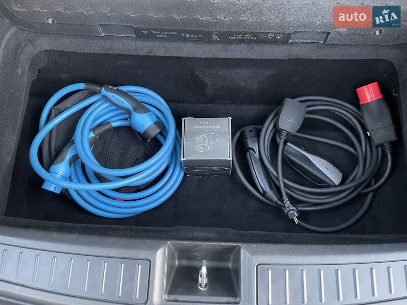 Лифтбек Tesla Model S 2018 в Львове