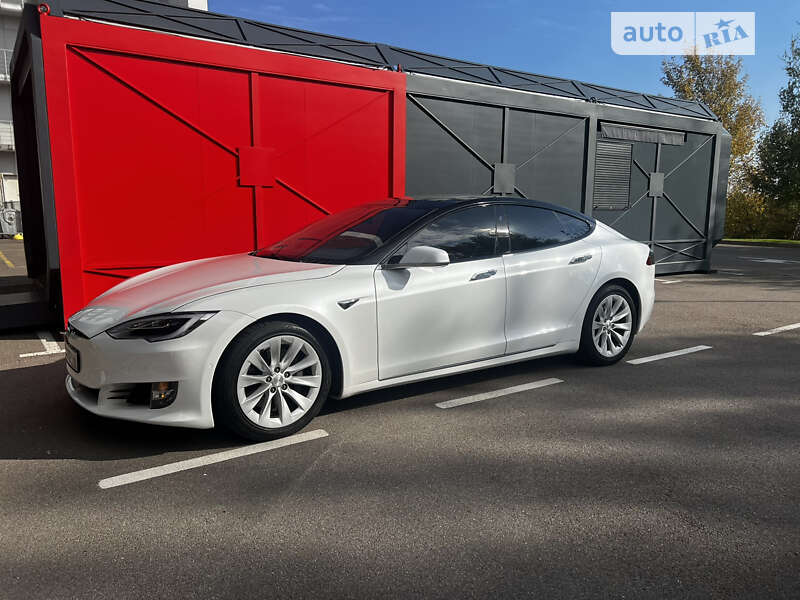 Лифтбек Tesla Model S 2018 в Киеве