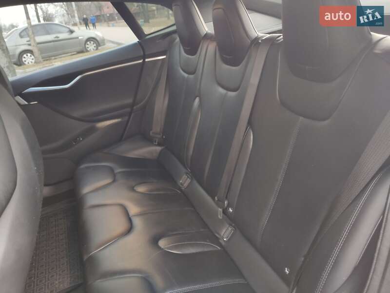 Лифтбек Tesla Model S 2015 в Киеве