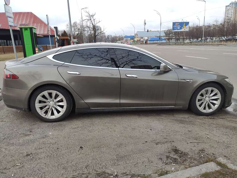 Лифтбек Tesla Model S 2015 в Киеве