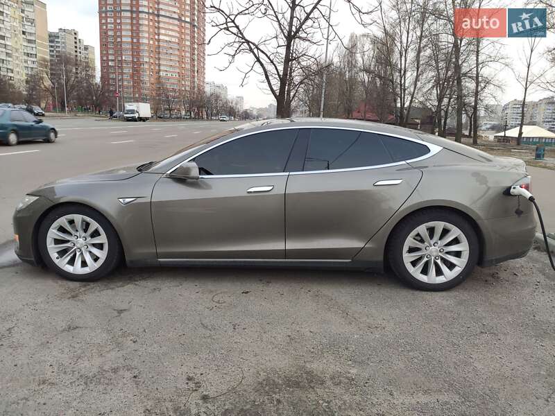 Лифтбек Tesla Model S 2015 в Киеве