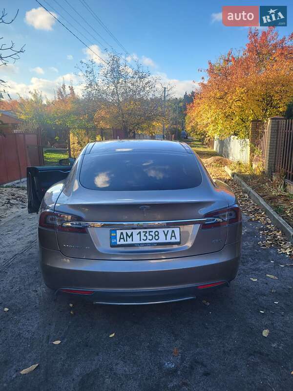 Ліфтбек Tesla Model S 2015 в Житомирі